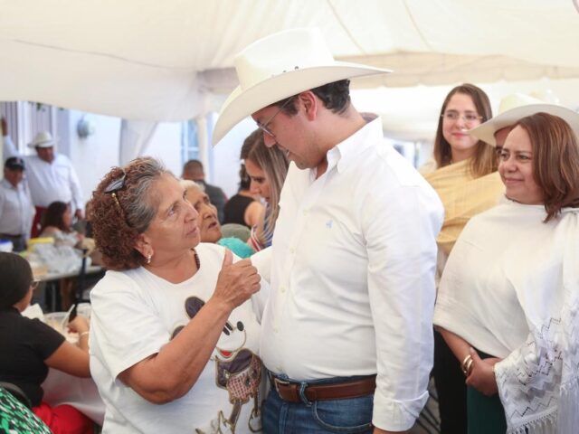 Chepe Guerrero asistió como invitado a la entrega del Tradicional Caldo de Buey