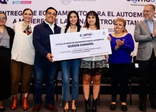 Entregan autoridades estatales equipamiento a mujeres para el autoempleo