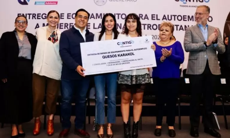Lee más sobre el artículo Entregan autoridades estatales equipamiento a mujeres para el autoempleo