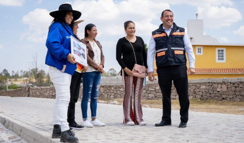 Lee más sobre el artículo Entrega Roberto Cabrera construcción de calle en Estancia de Santa Lucía con inversión de 1.9 mdp