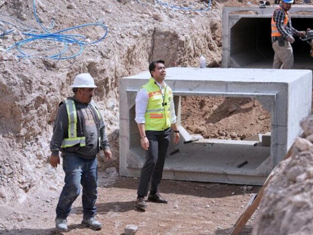 Supervisa Felifer Macías obra de calle Jardineros, colonia Peñuelas