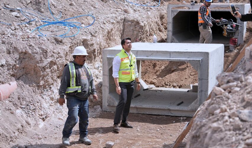 Lee más sobre el artículo Supervisa Felifer Macías obra de calle Jardineros, colonia Peñuelas