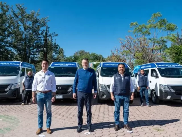 Entrega Kuri unidades de transporte escolar en beneficio de 84 comunidades