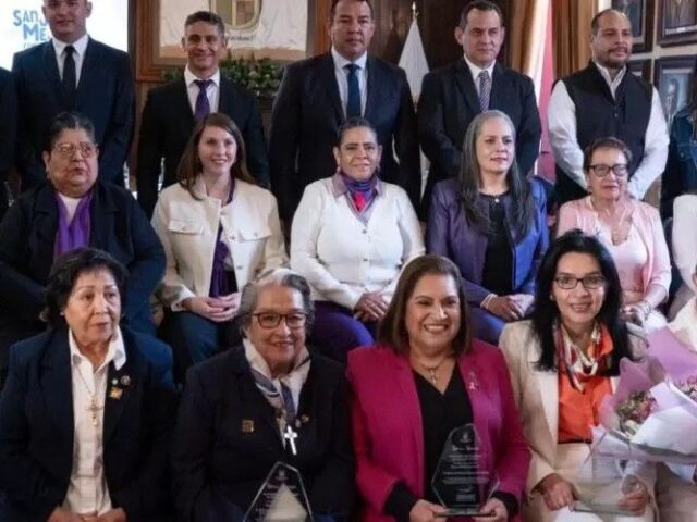Roberto Cabrera entrega el reconocimiento “Sara Pérez Romero” a mujeres por su labor a favor de la igualdad y sus derechos