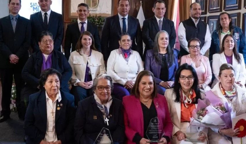Lee más sobre el artículo Roberto Cabrera entrega el reconocimiento “Sara Pérez Romero” a mujeres por su labor a favor de la igualdad y sus derechos