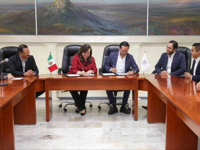 Chepe Guerrero y la rectora de la UAQ consolidan becas y beneficios para estudiantes