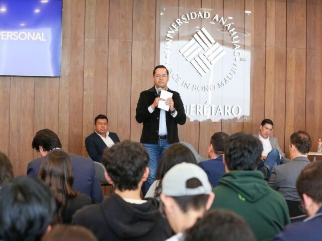 Chepe Guerrero intercambia ideas con universitarios en el Foro Metropoli