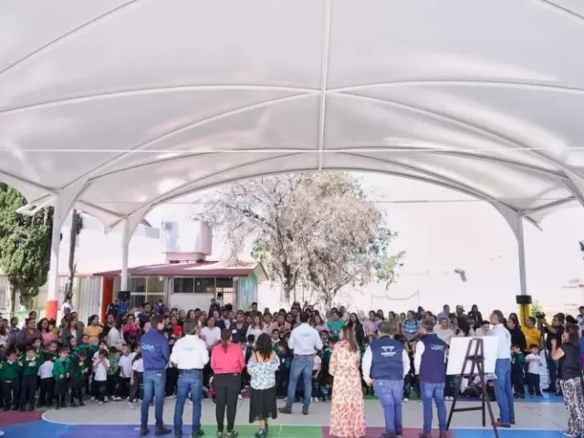 Entrega Felifer Macías arcotecho en jardín de niños de colonia Presidentes