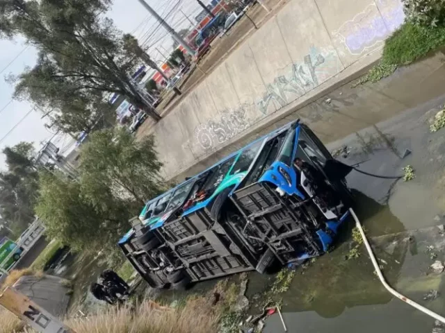 Cae autobús a dren en ciudad de Querétaro; fallece una persona y hay al menos 15 heridas