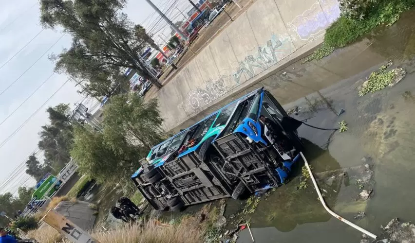 Lee más sobre el artículo Cae autobús a dren en ciudad de Querétaro; fallece una persona y hay al menos 15 heridas