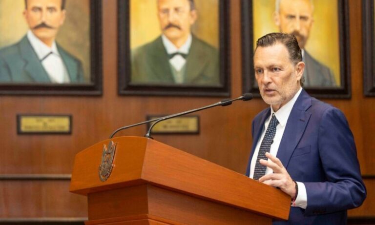 Lee más sobre el artículo Convoca Kuri al sector comercio a seguir construyendo un Querétaro próspero