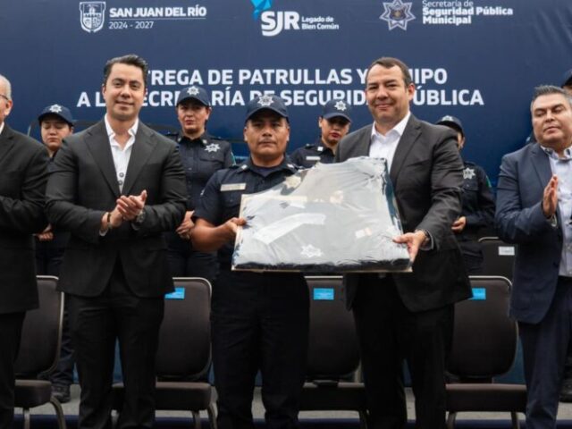Entregan a San Juan del Río 6 patrullas, tabletas y uniformes para policías