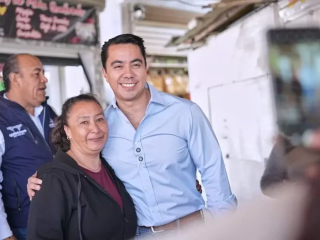 Visita Felifer Macías el mercado Garambullo