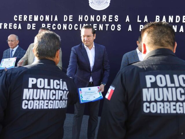 Chepe Guerrero reconoce a 56 policías de Corregidora por su labor ejemplar