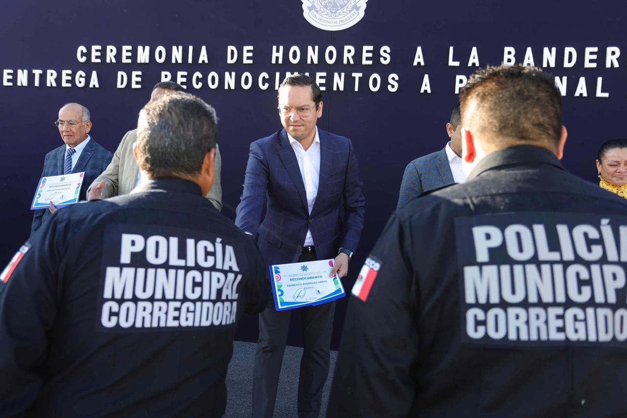 Lee más sobre el artículo Chepe Guerrero reconoce a 56 policías de Corregidora por su labor ejemplar
