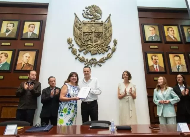 Entrega Mauricio Kuri constancias del Diplomado Querétaro Inédito