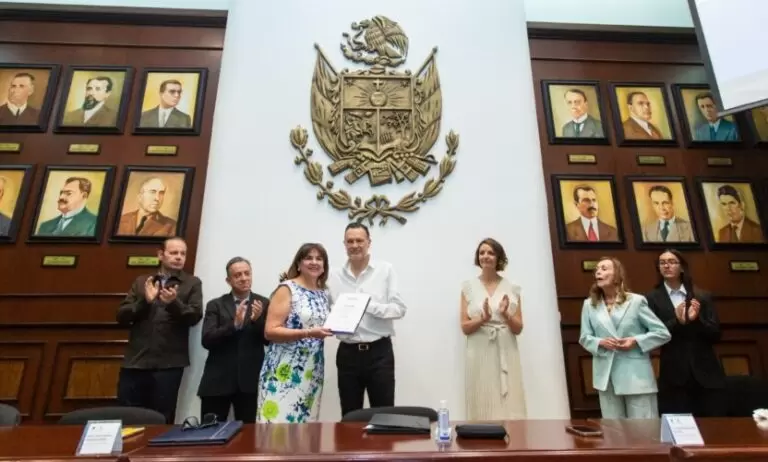 Lee más sobre el artículo Entrega Mauricio Kuri constancias del Diplomado Querétaro Inédito