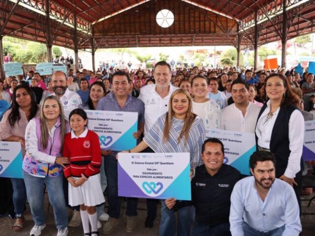Refuerza gobernador con equipamiento aulas cocina en Pinal de Amoles