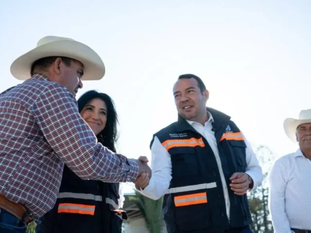 Entrega Roberto Cabrera rehabilitación de avenida con inversión de 2.1 mdp