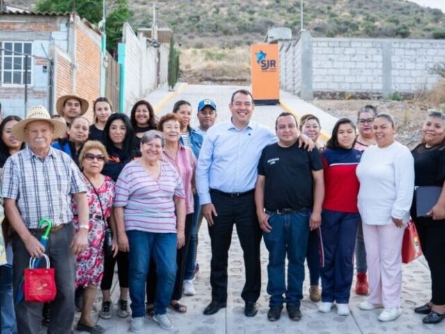 Entrega Roberto Cabrera calles en Casa Blanca con una inversión de más de 2.5 mdp
