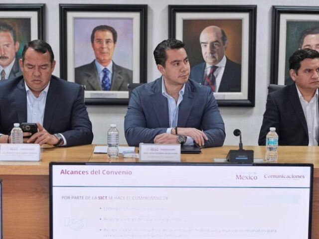 Firma Felifer Macías Convenio Tren México Querétaro