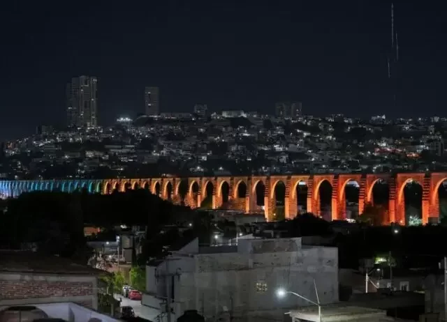Encienden Los Arcos para concientizar sobre la neurodivergencia