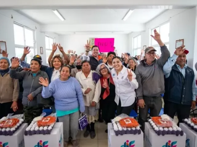 Entrega Monsalvo despensas a adultos mayores de El Marqués