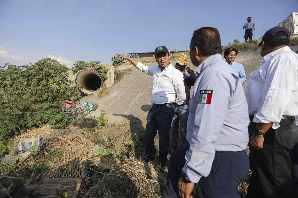 Lee más sobre el artículo Chepe Guerrero supervisa limpieza de drenes pluviales en Corregidora