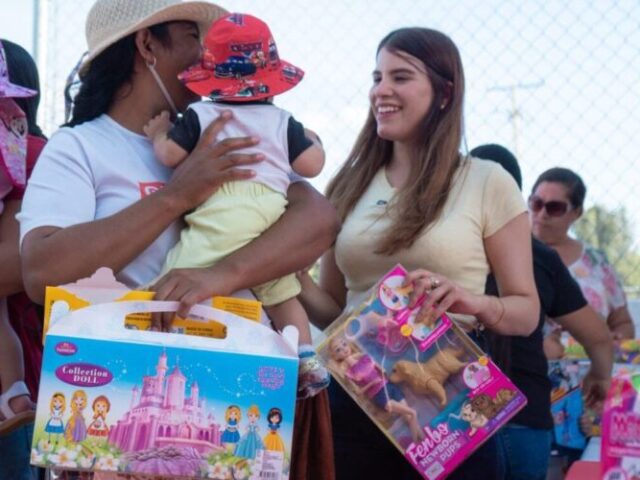 Festejan a niños sanjuanenses con juguetes y espectáculo de payasos