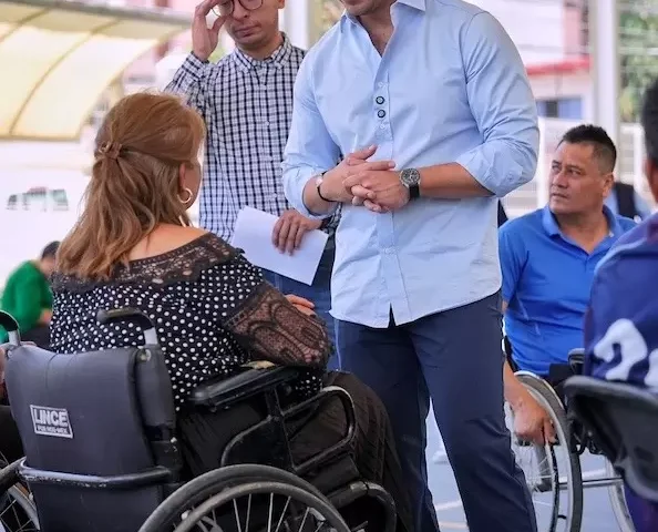 Presenta Felifer Macías a deportistas con discapacidad programa El Extra