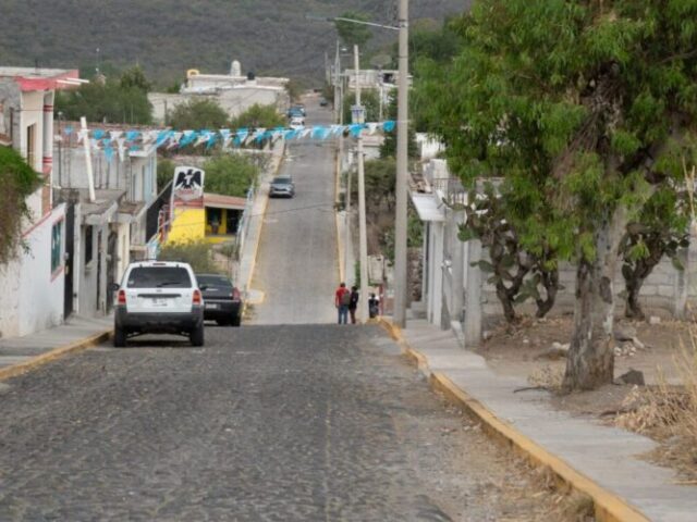 Entrega Roberto Cabrera banquetas en Soledad del Río