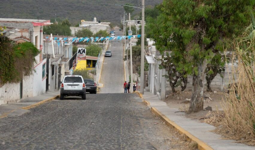 Lee más sobre el artículo Entrega Roberto Cabrera banquetas en Soledad del Río