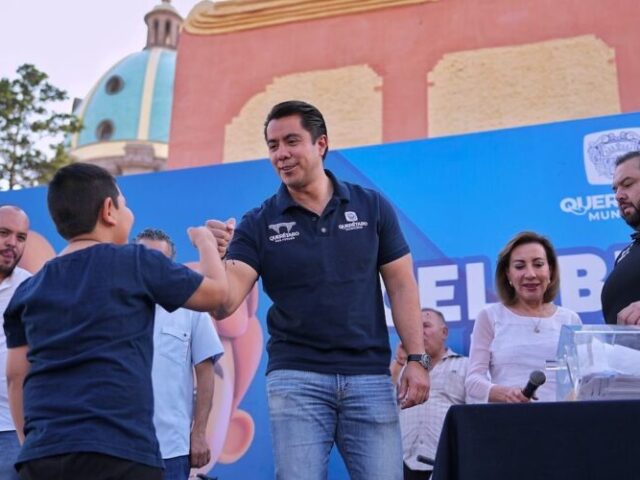 Festeja Felifer Macías a niñas y niños de Santa Rosa Jáuregui