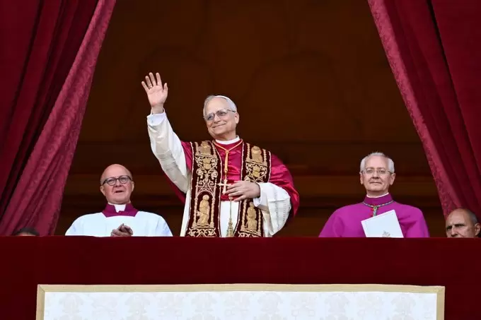 Lee más sobre el artículo Con un llamado a construir puentes de diálogo, inicia León XIV pontificado