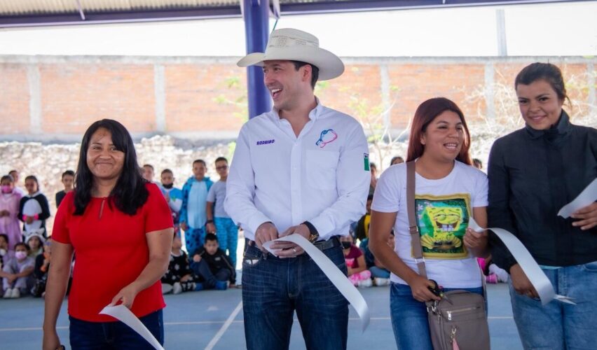Lee más sobre el artículo Rodrigo Monsalvo entrega mejora de primaria Francisco I. Madero en Jesús María