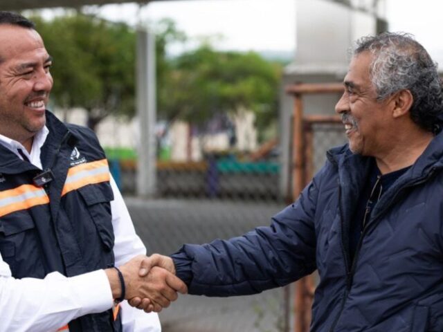Entrega Roberto Cabrera banqueta de calle Principal en la comunidad La Estancita