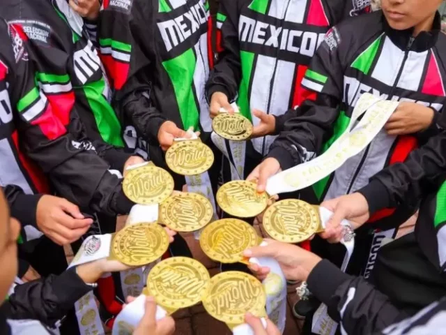 Chepe Guerrero recibe a ganadoras de concurso mundial de porristas
