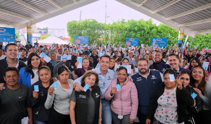 Lee más sobre el artículo Entrega Felifer Macías tarjetas de El Extra en delegación Josefa Vergara