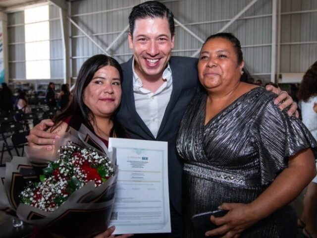 El Marqués impulsa educación de mujeres con becas y convenios universitarios