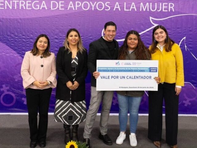 Entrega Rodrigo Monsalvo calentadores solares a jefas de familia marquesinas