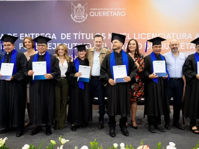 Encabeza Kuri ceremonia de titulación de trabajadores del Poder Ejecutivo estatal