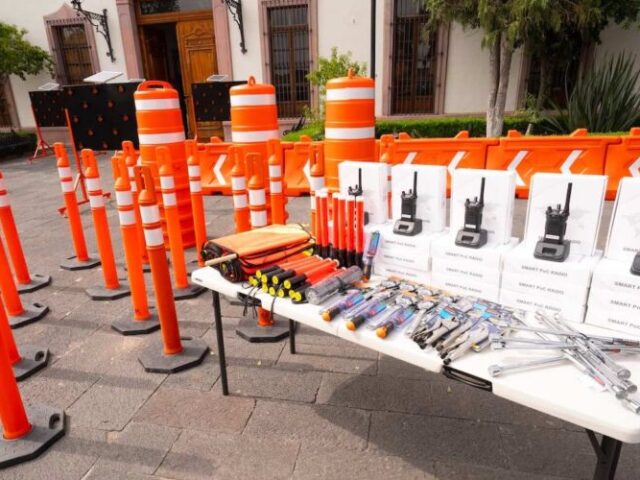 Reciben oficiales de Movilidad de El Marqués nuevos equipos