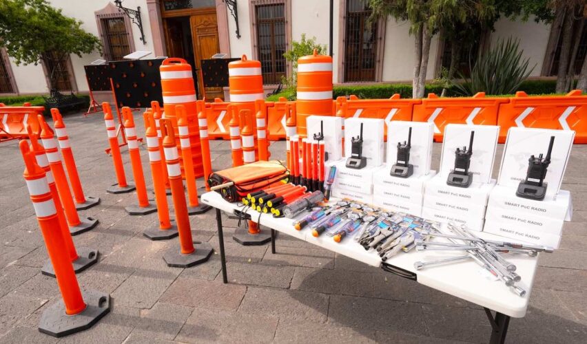 Lee más sobre el artículo Reciben oficiales de Movilidad de El Marqués nuevos equipos