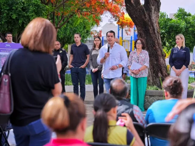 Entrega Felifer Macías rehabilitación del parque en Prados de La Capilla