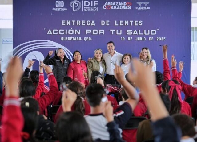 Entrega Felifer Macías lentes a 160 estudiantes de la Secundaria Técnica 35