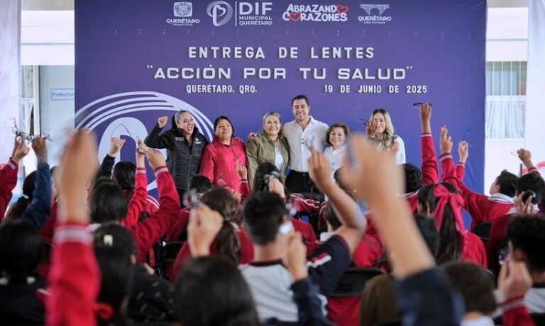 Lee más sobre el artículo Entrega Felifer Macías lentes a 160 estudiantes de la Secundaria Técnica 35