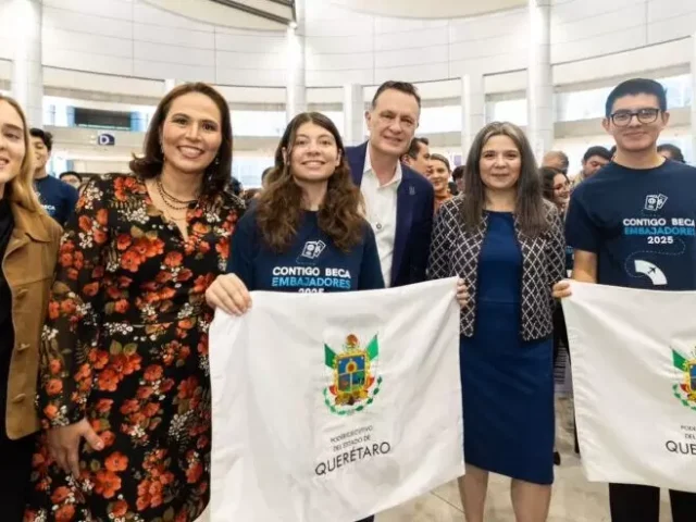 Abandera Mauricio Kuri a beneficiarios del Programa Contigo Beca Embajadores 2025