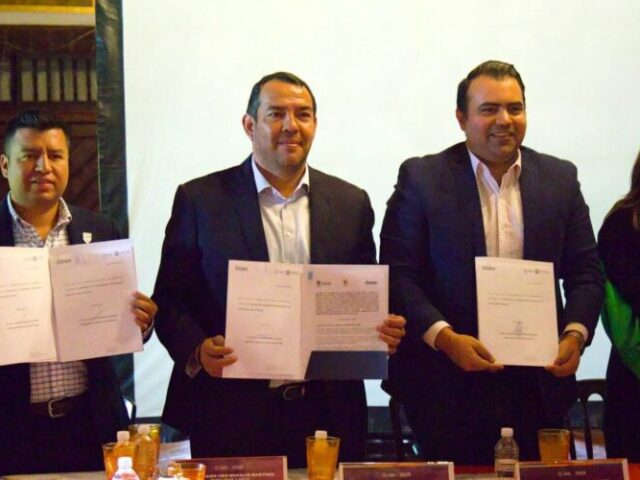 Asiste Roberto Cabrera a entrega de convenios de colaboración con Coordinación Estatal de Desarrollo Municipal