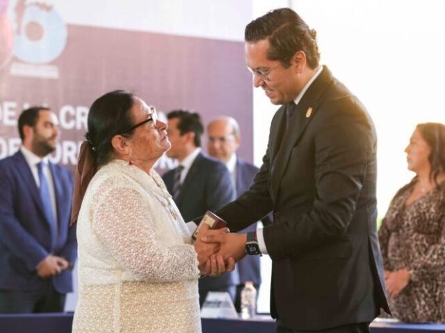 Chepe Guerrero entrega Presea Josefa Ortiz de Domínguez a ciudadanos destacados