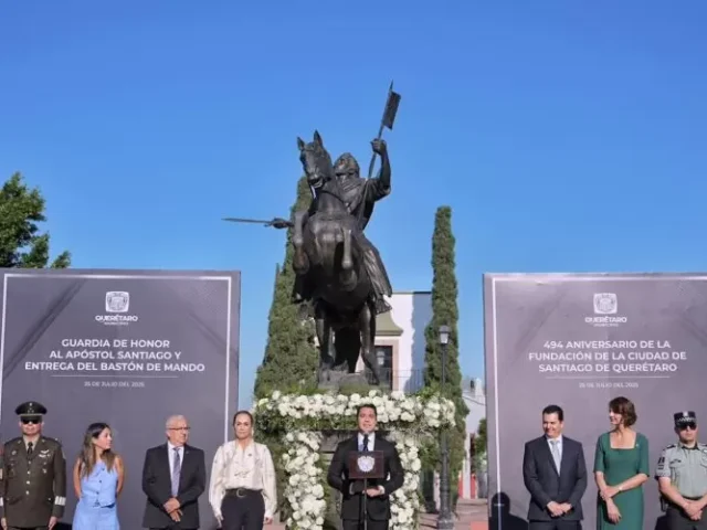 Encabeza Felifer Macías guardia de honor por 494 aniversario de Querétaro